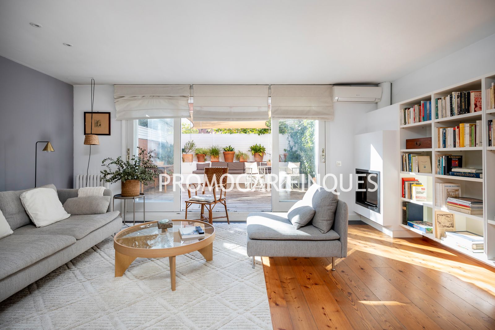 Living room of Single-family semi-detached to rent in Sant Joan Despí  with Heating, Parquet flooring and Terrace