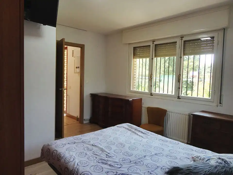 Habitación de Casa o chalet en venta en Salas de los Infantes con Calefacción y Jardín privado