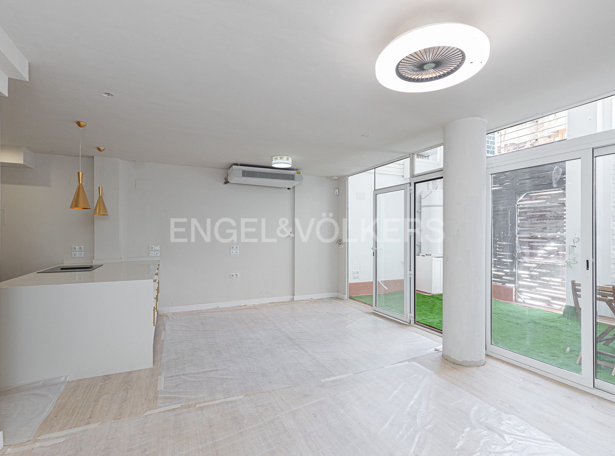 Sala d'estar de Apartament en venda en L'Hospitalet de Llobregat amb Aire condicionat, Calefacció i Jardí privat