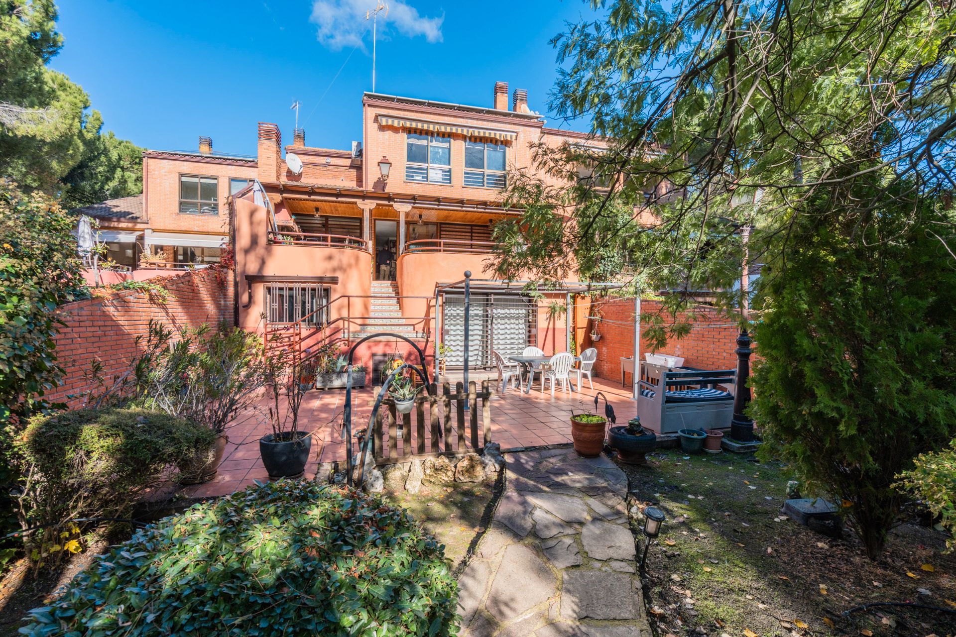 Vista exterior de Casa adosada en venda en Galapagar amb Aire condicionat, Calefacció i Jardí privat