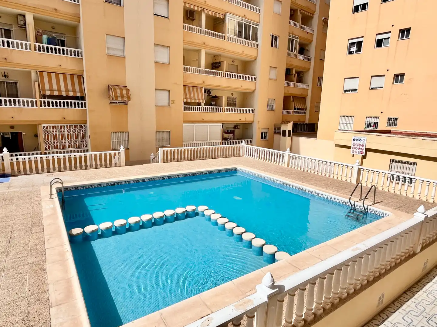 Piscina de Pis en venda en Torrevieja amb Aire condicionat, Calefacció i Terrassa