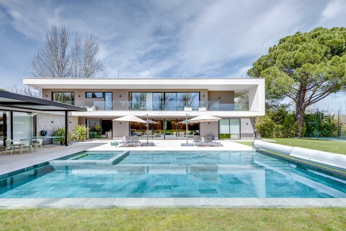 Exterior view of House or chalet for sale in Pozuelo de Alarcón  with Air Conditioner, Heating and Private garden
