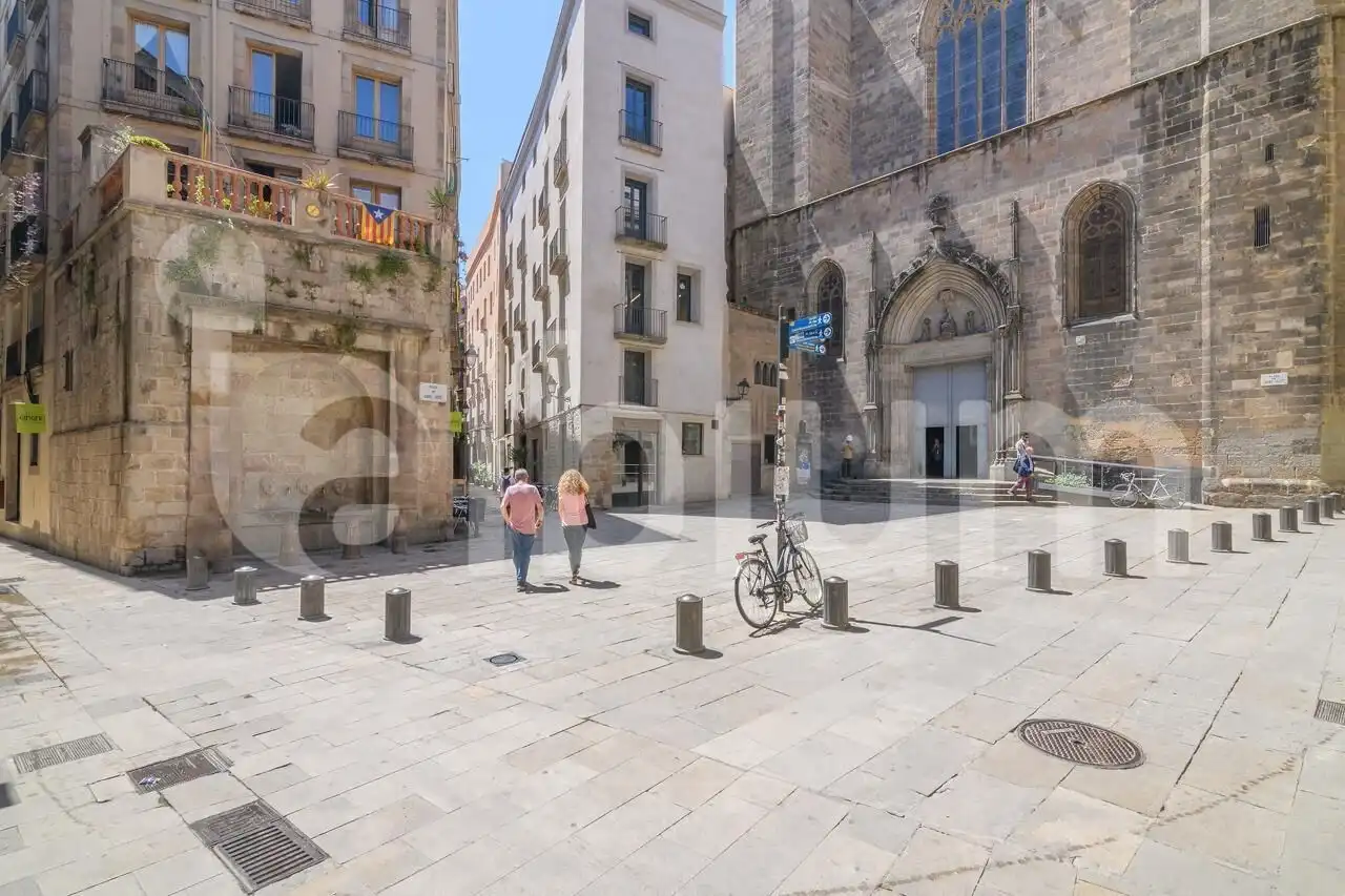 Vista exterior de Edifici en venda en Barcelona
