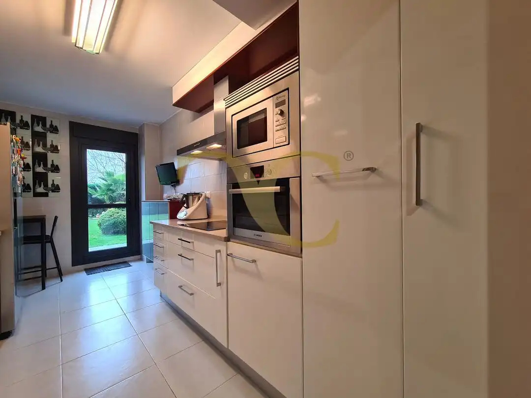 Küche von Wohnung zum Verkauf in Oviedo  mit Heizung, Privatgarten und Terrasse