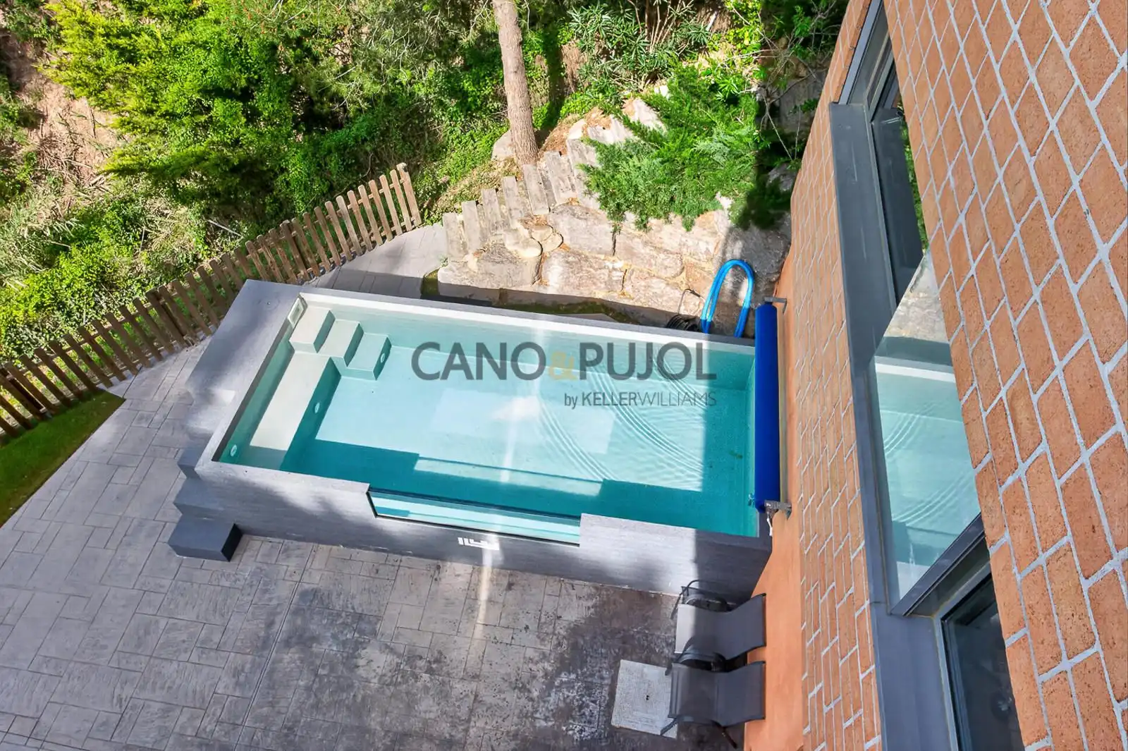 Swimming pool of Houses for sale in Terrassa  with Air Conditioner, Heating and Terrace