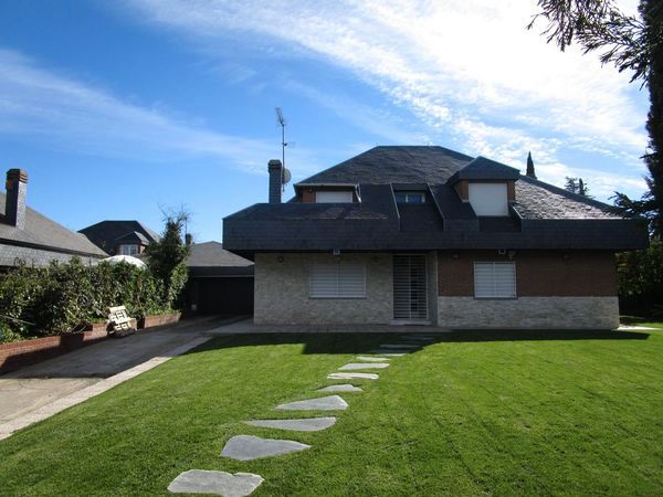 Vista exterior de Casa o xalet de lloguer en Las Rozas de Madrid amb Aire condicionat, Calefacció i Jardí privat