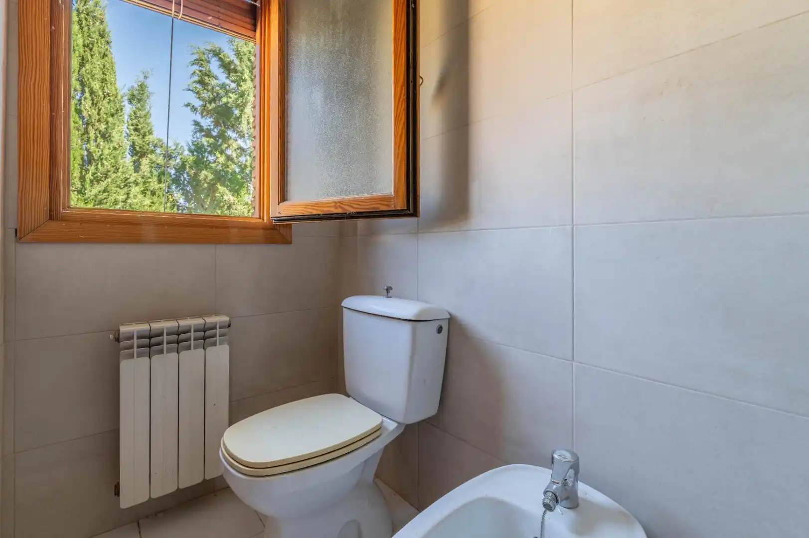 Bany de Casa o xalet en venda en Las Gabias amb Calefacció, Jardí privat i Terrassa