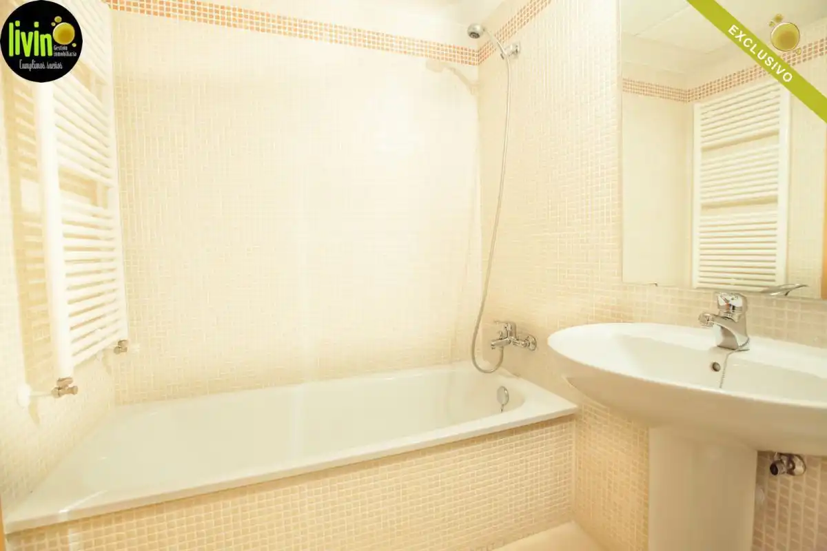 Bathroom of Flat for rent in Jaén  with Air Conditioner, Heating and Community pool