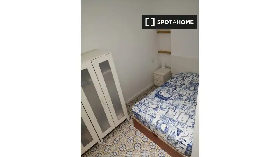 Room in Cortes - Huertas