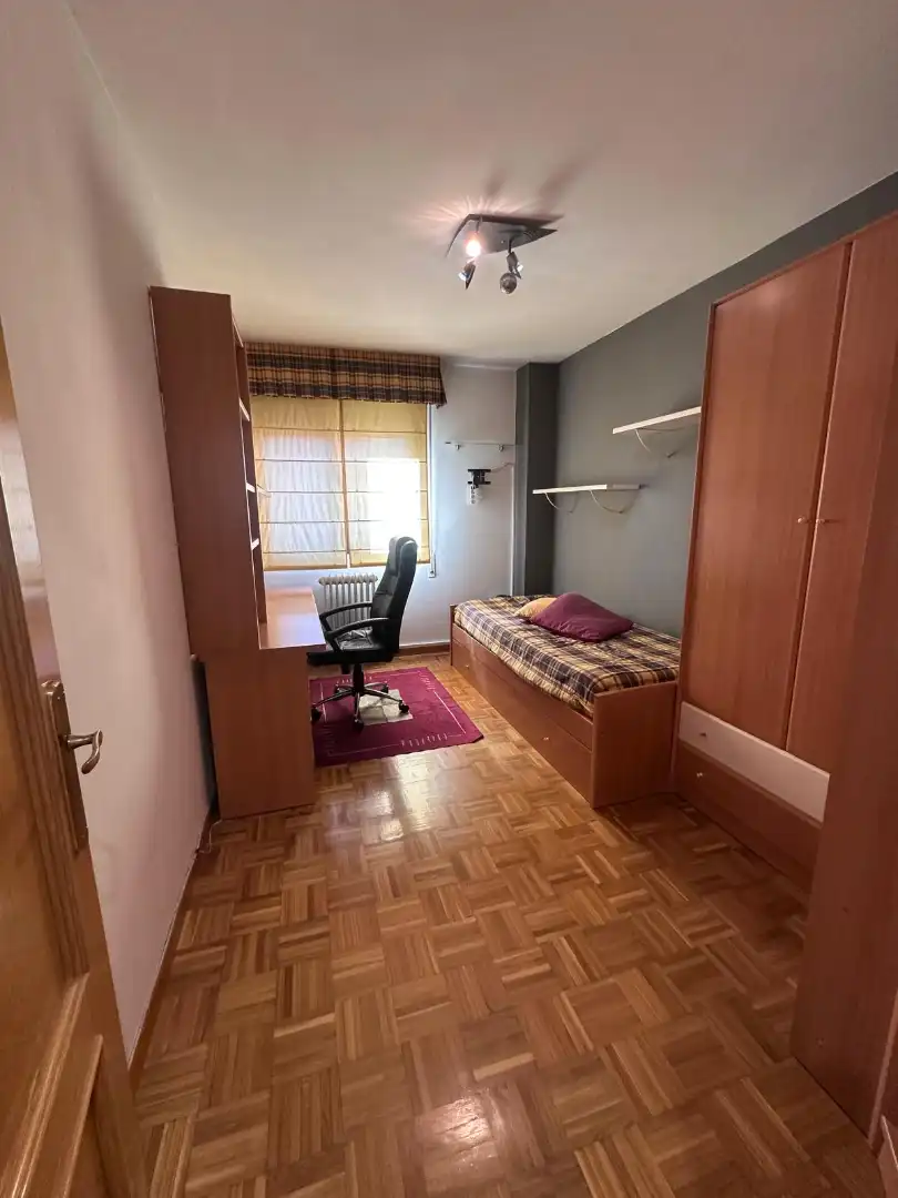 Dormitori de Pis de lloguer en  Logroño amb Calefacció, Parquet i Moblat
