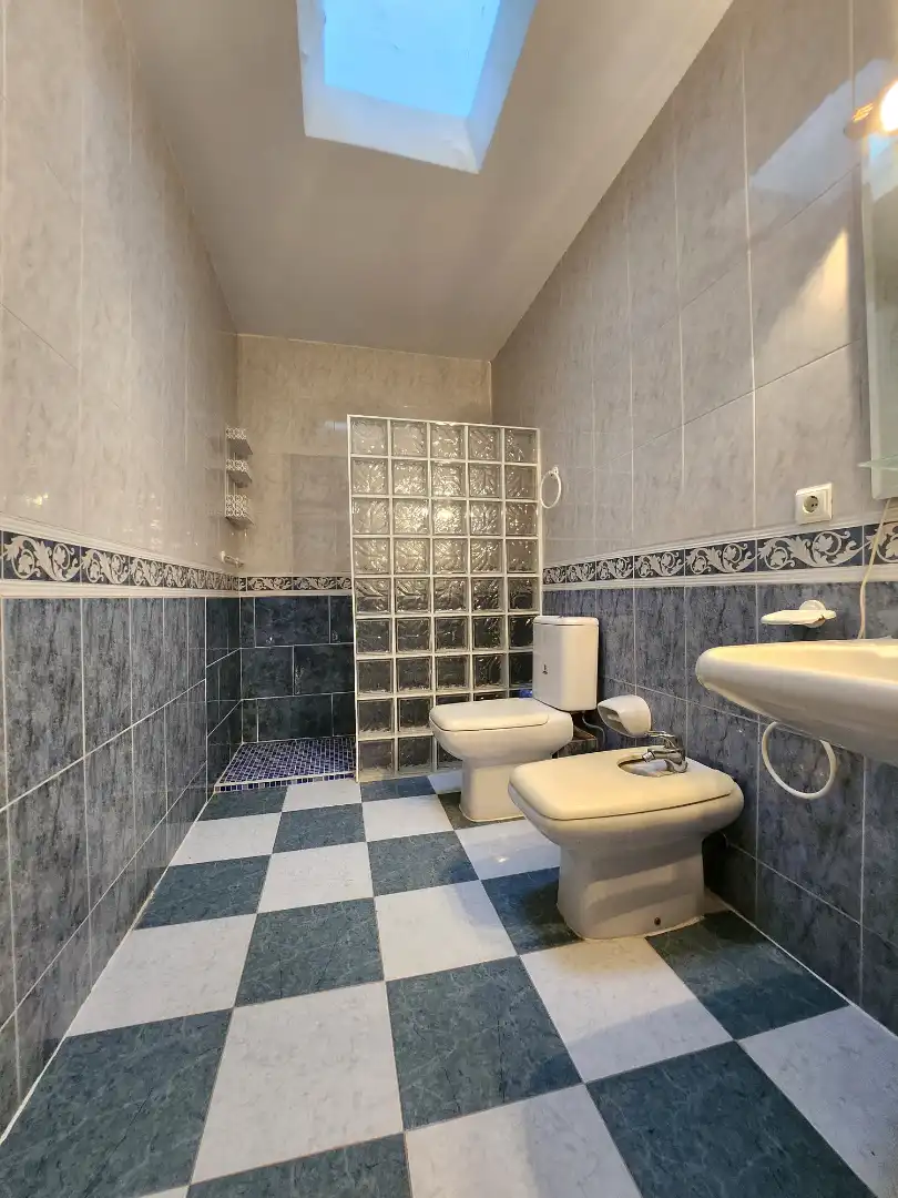 Badezimmer von Einfamilien-Reihenhaus zum Verkauf in Alcalá de Guadaira mit Klimaanlage, Terrasse und Abstellraum