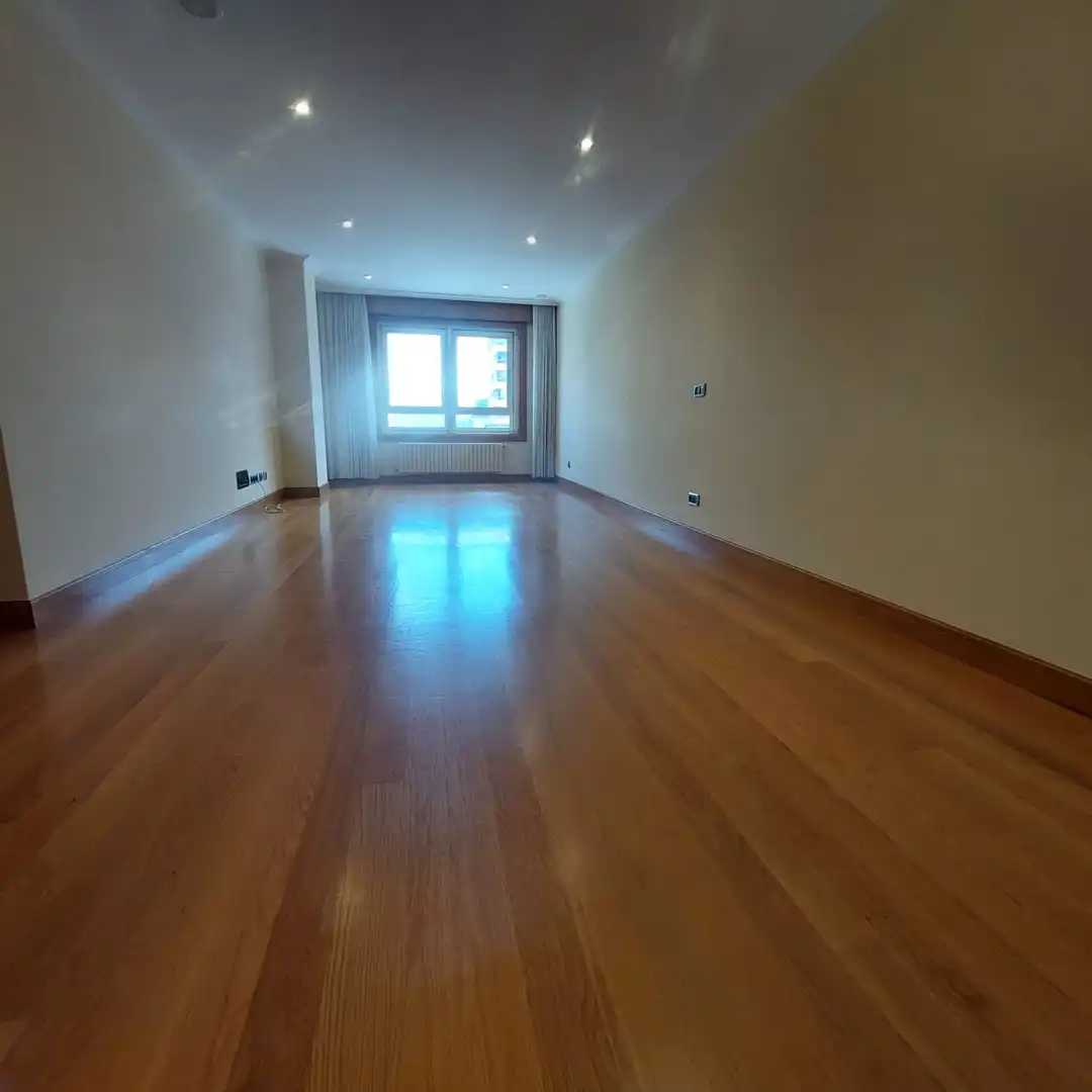 Wohnzimmer von Wohnung zur Miete in Vigo  mit Heizung, Parkett und Abstellraum