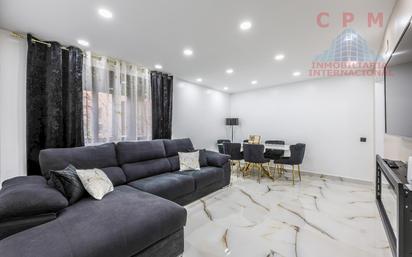Living room of Flat for sale in  Madrid Capital  with Washing machine and Microwave
