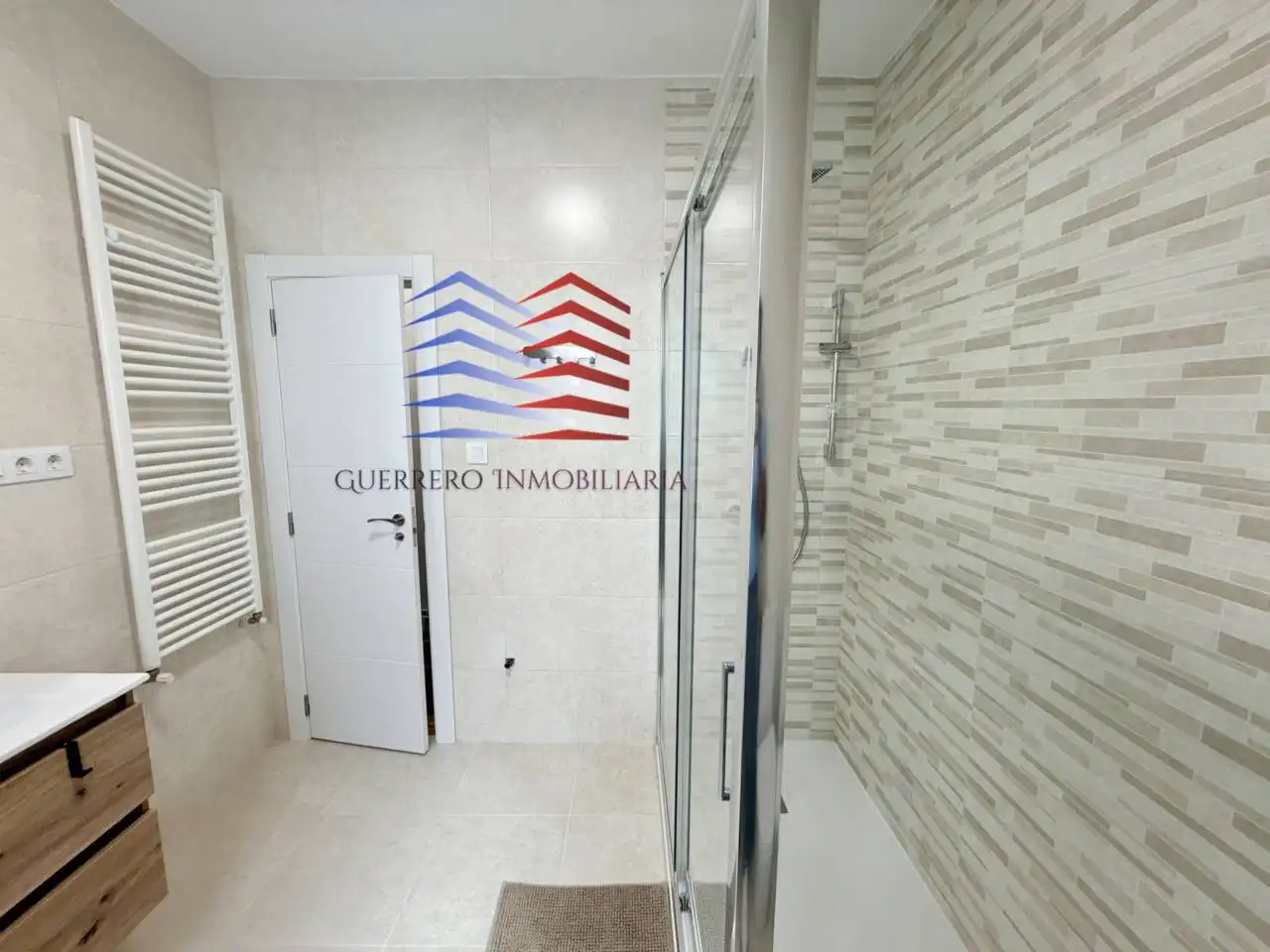 Badezimmer von Wohnung zur Miete in Ourense Capital  mit Heizung, Parkett und Möbliert
