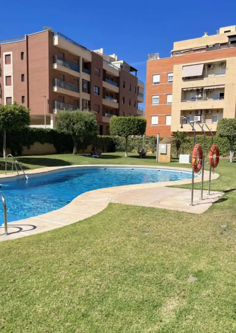 Piscina de Pis en venda en Roquetas de Mar amb Aire condicionat, Calefacció i Moblat