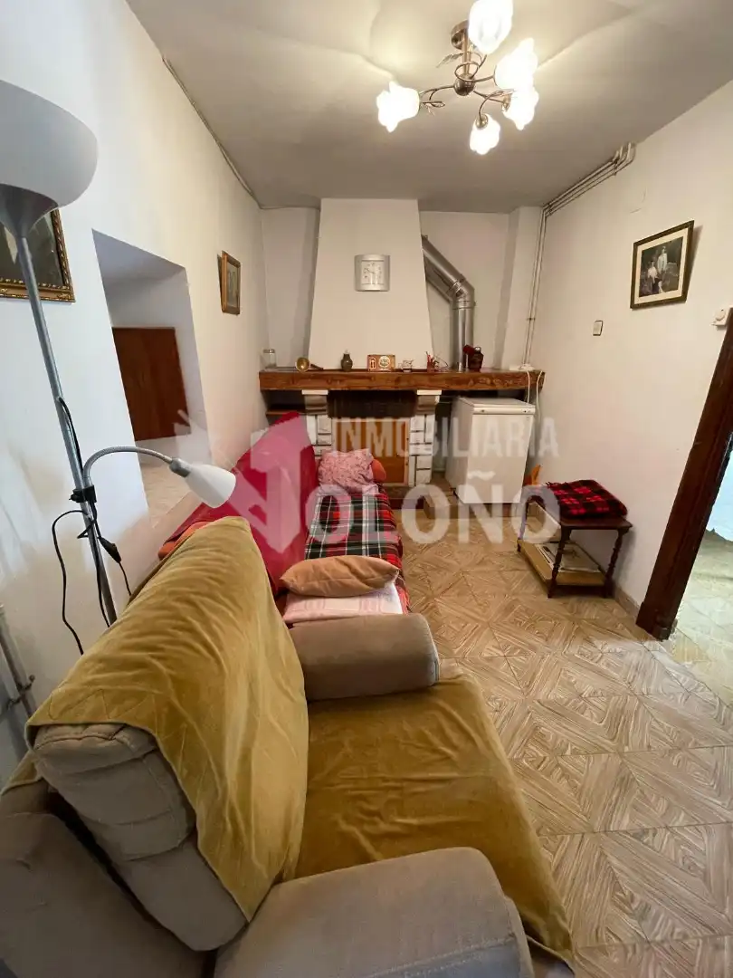 Sala de estar de Casa o chalet en venta en Cuzcurrita de Río Tirón con Calefacción, Terraza y Amueblado
