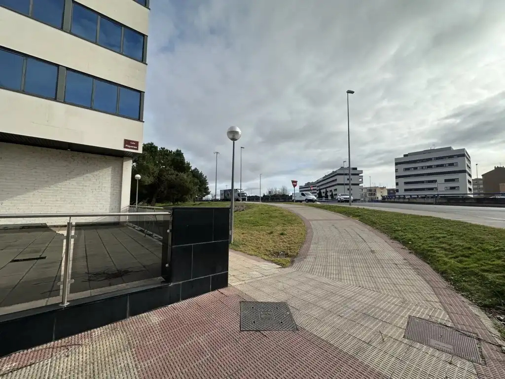 Außenansicht von Geschaftsraum zur Miete in  Logroño