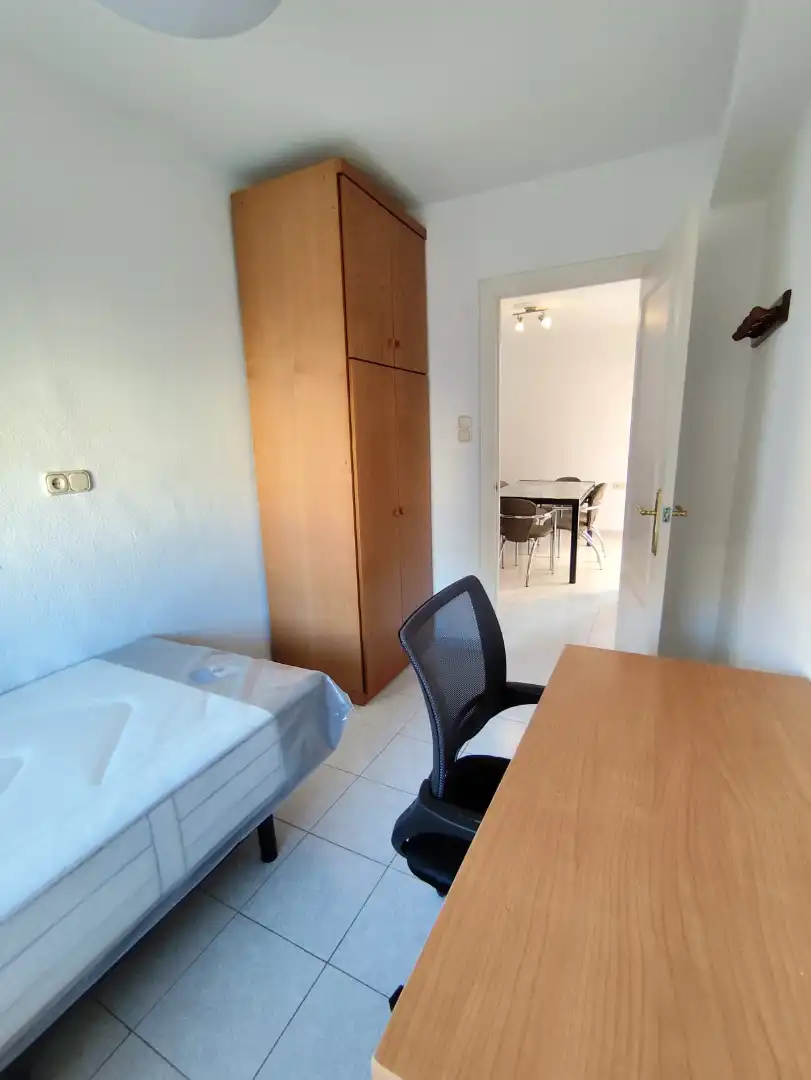 Room in Calle Virgen de la Consolación, Angustias - Chana - Encina