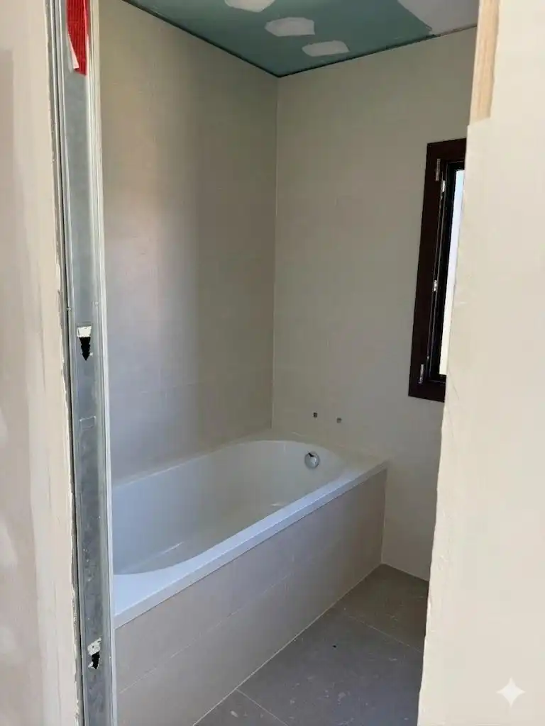Baño de Casa adosada en venta en Navata con Calefacción, Jardín privado y Parquet