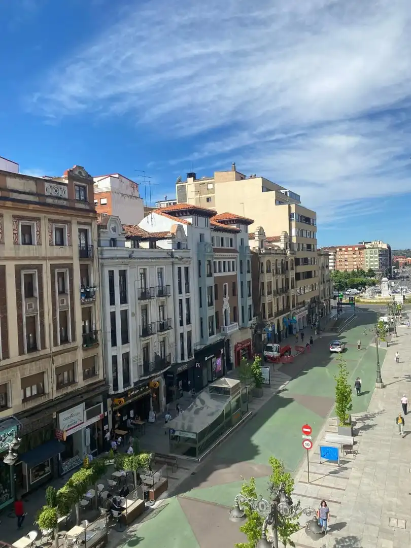 Vista exterior de Pis en venda en León Capital  amb Calefacció i Terrassa