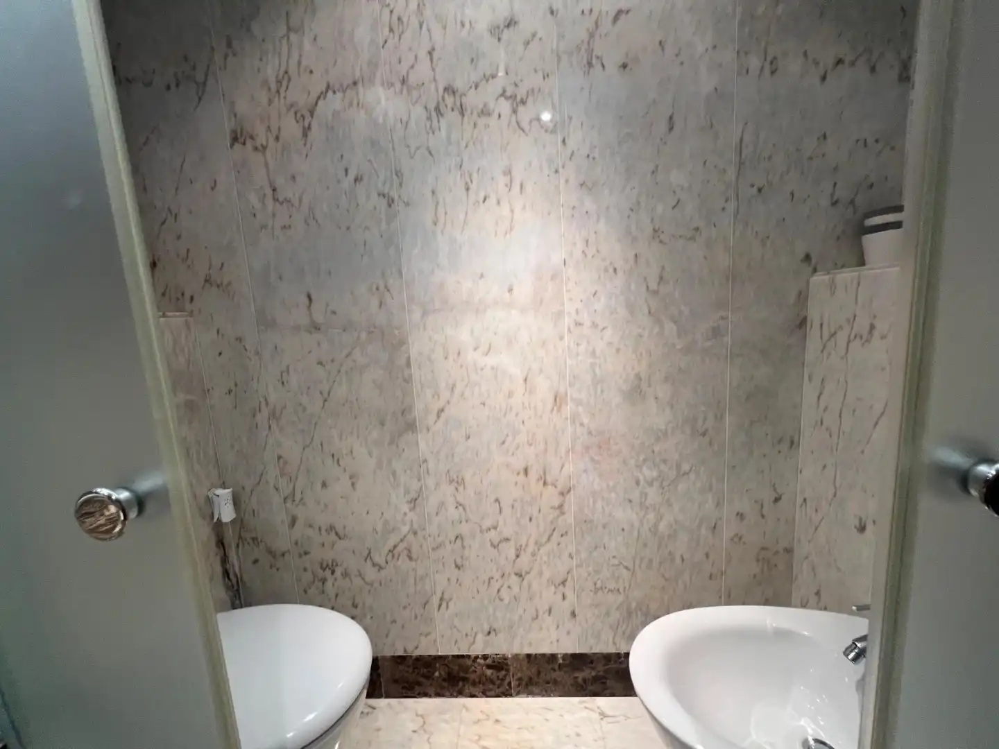 Badezimmer von Wohnung zum Verkauf in Estepona mit Klimaanlage, Privatgarten und Terrasse
