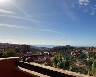 Vista exterior de Àtic en venda en Marbella amb Aire condicionat, Terrassa i Piscina