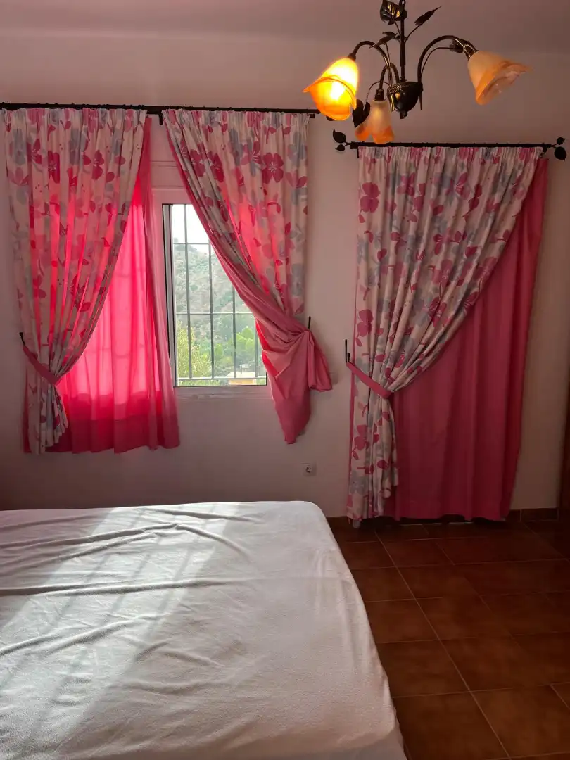 Schlafzimmer von Country house zur Miete in Riogordo mit Privatgarten, Schwimmbad und Möbliert