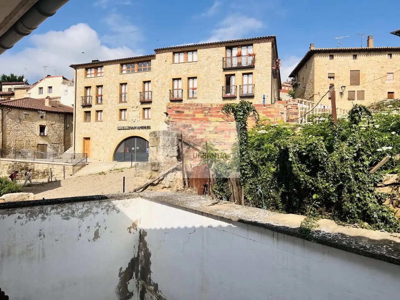 Außenansicht von Einfamilien-Reihenhaus zum Verkauf in Torres del Río mit Privatgarten
