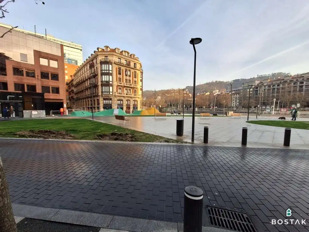 Pis en venda a Pío Baroja Plaza, 1, Albia