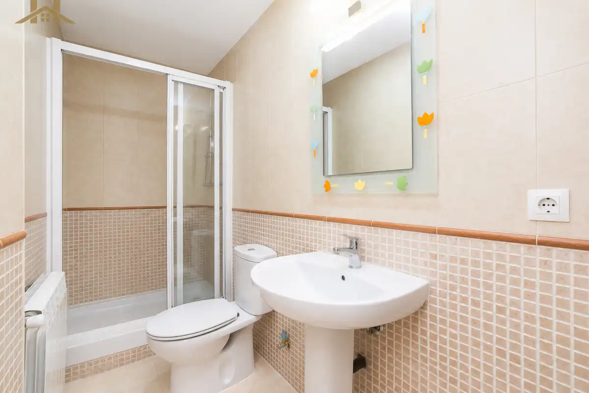 Badezimmer von Erdgeschoss zum Verkauf in Seseña mit Heizung und Privatgarten