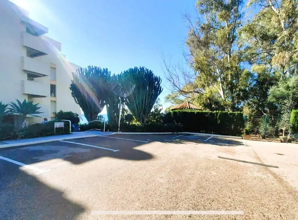 Parkplatz von Wohnungen zum Verkauf in Escalona mit Klimaanlage, Heizung und Privatgarten