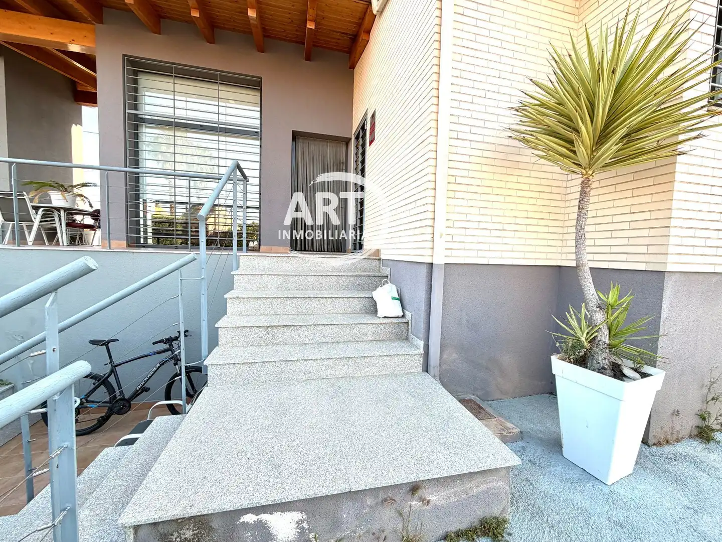 Terrassa de Casa o xalet en venda en La Pobla de Vallbona amb Aire condicionat, Calefacció i Jardí privat