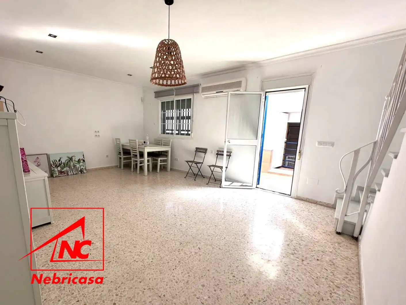 Vista exterior de Casa o xalet en venda en Lebrija amb Aire condicionat i Jardí privat