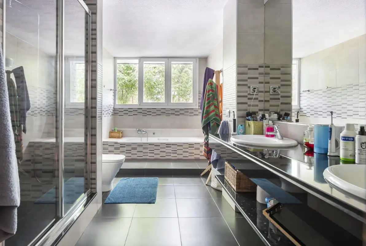Baño de Casa o chalet en venta en Boadilla del Monte con Aire acondicionado, Calefacción y Jardín privado
