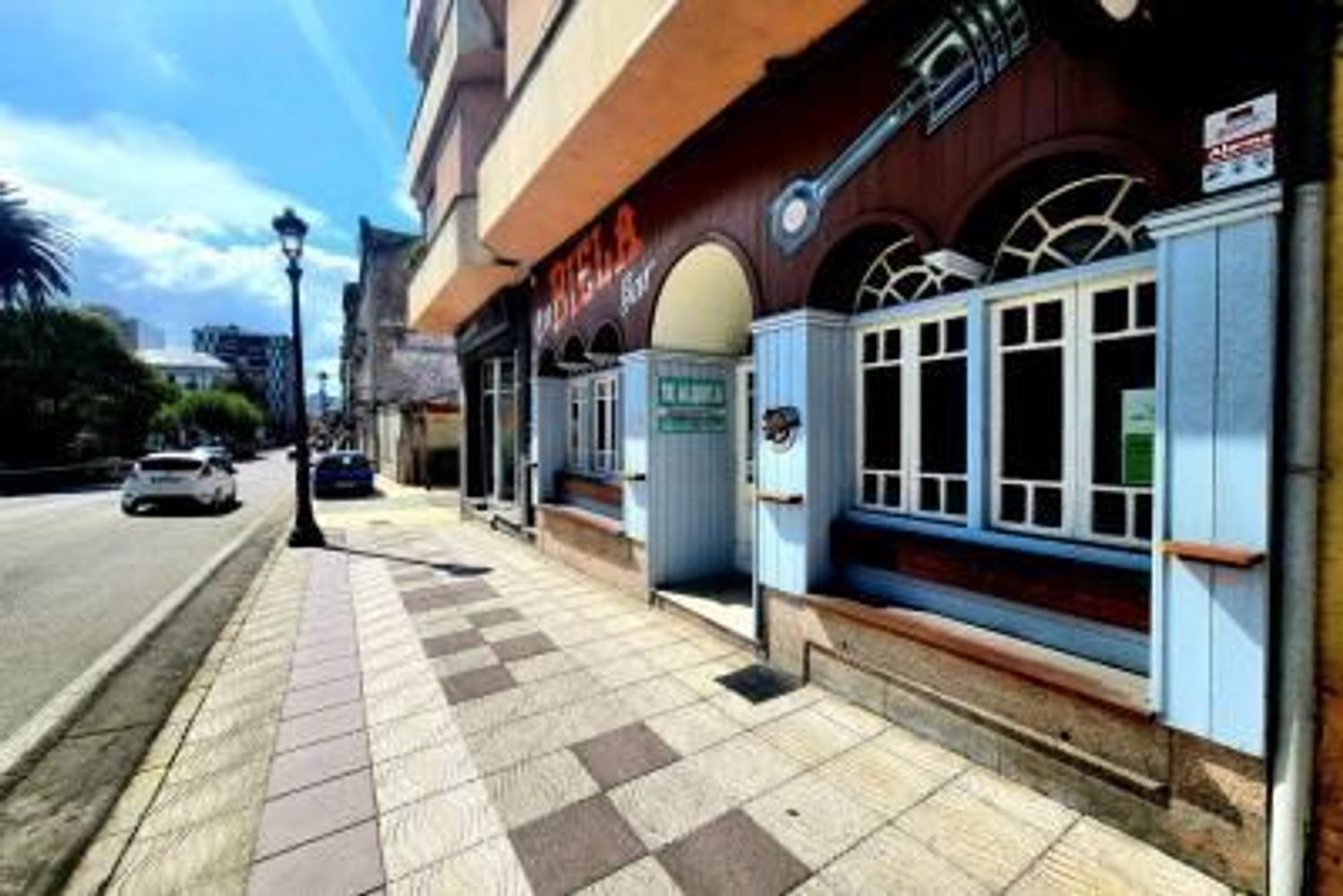 Vista exterior de Local en venda en Navia amb Moblat