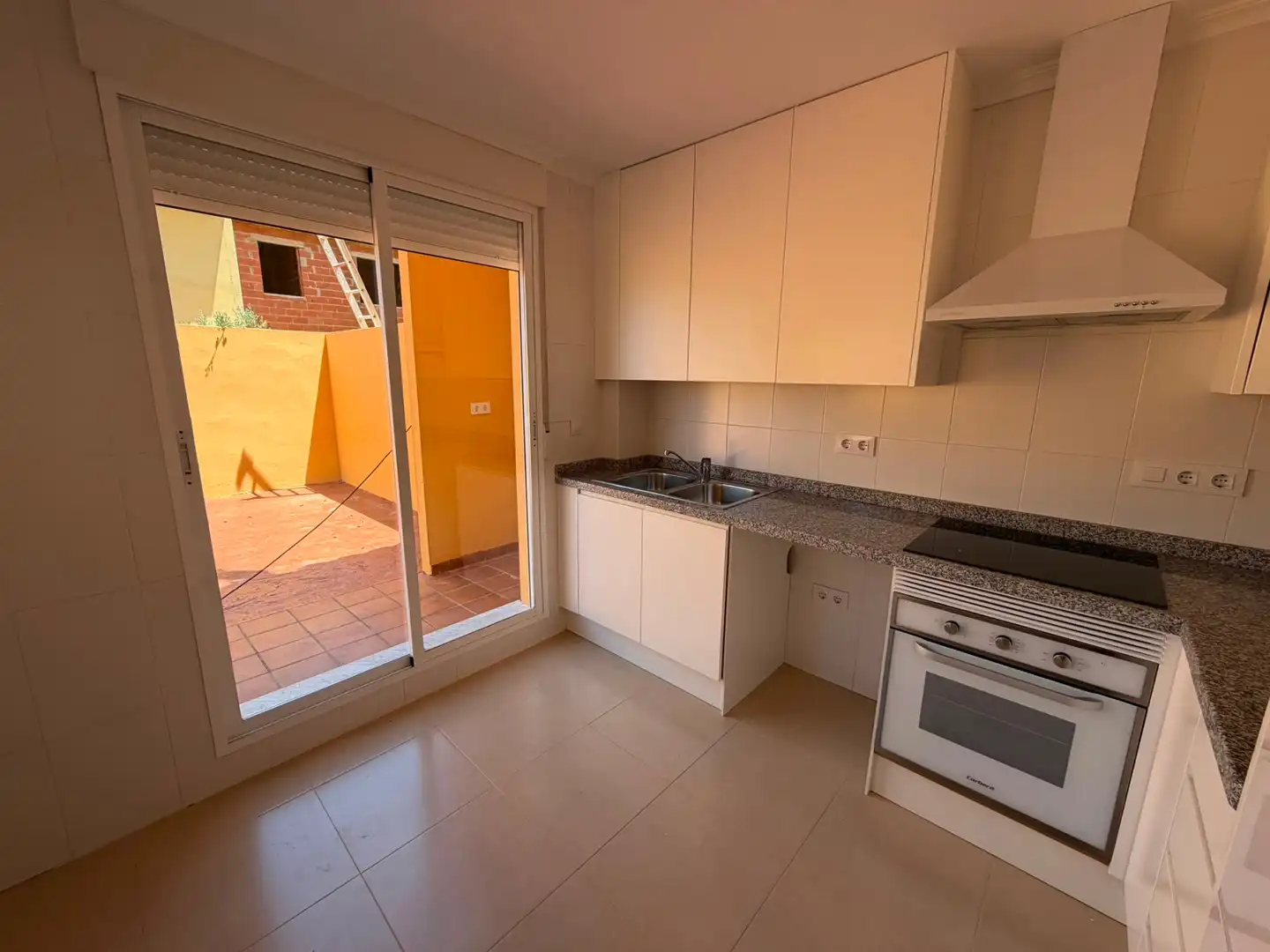 Cuina de Casa adosada en venda en Utiel amb Calefacció, Parquet i Terrassa
