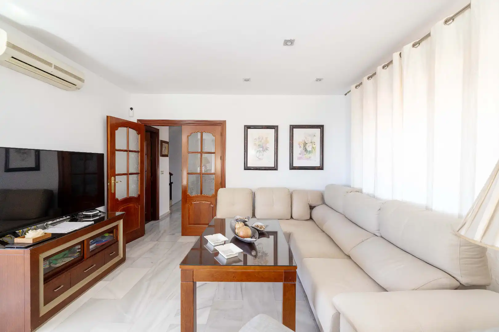 Sala d'estar de Casa o xalet en venda en Málaga amb Aire condicionat, Calefacció i Jardí privat