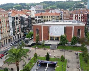 Vista exterior de Àtic de lloguer en Bilbao  amb Terrassa i Balcó