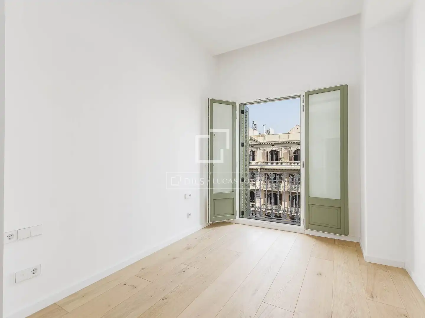 Exterior view of Flat for sale in Barcelona  with Air Conditioner, Heating and Parquet flooring