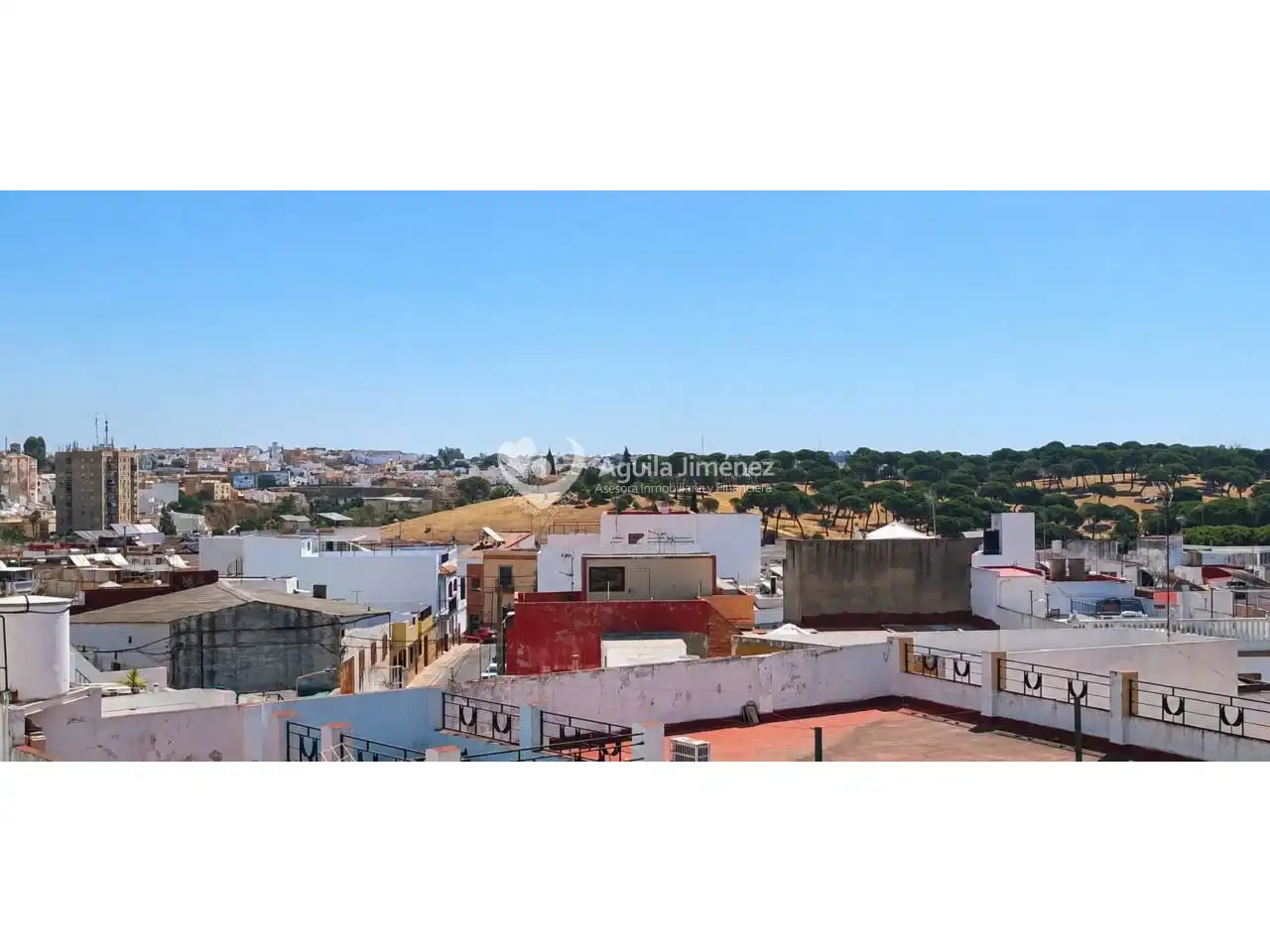 Vista exterior de Casa adosada en venta en Alcalá de Guadaira con Calefacción, Terraza y Piscina