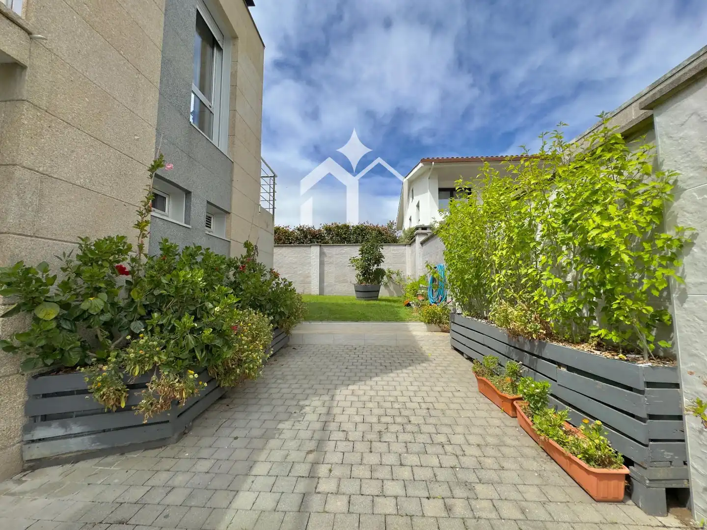 Jardí de Casa o xalet en venda en Cangas  amb Calefacció, Parquet i Terrassa