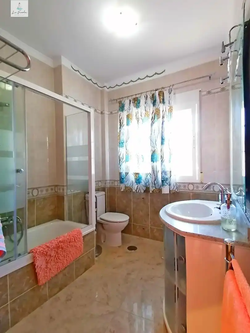 Bany de Casa o xalet en venda en Loja amb Jardí privat, Terrassa i Traster