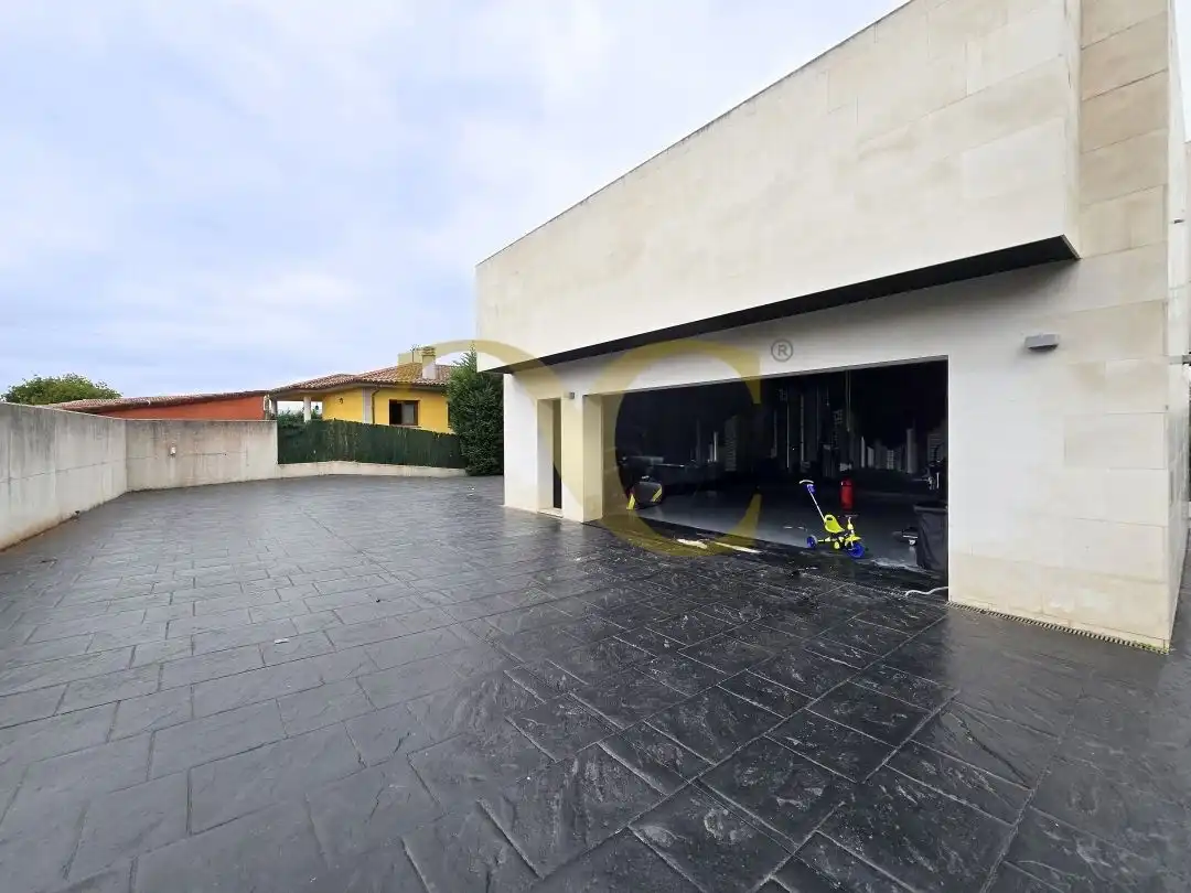 Vista exterior de Casa o xalet en venda en Oviedo  amb Calefacció, Jardí privat i Terrassa