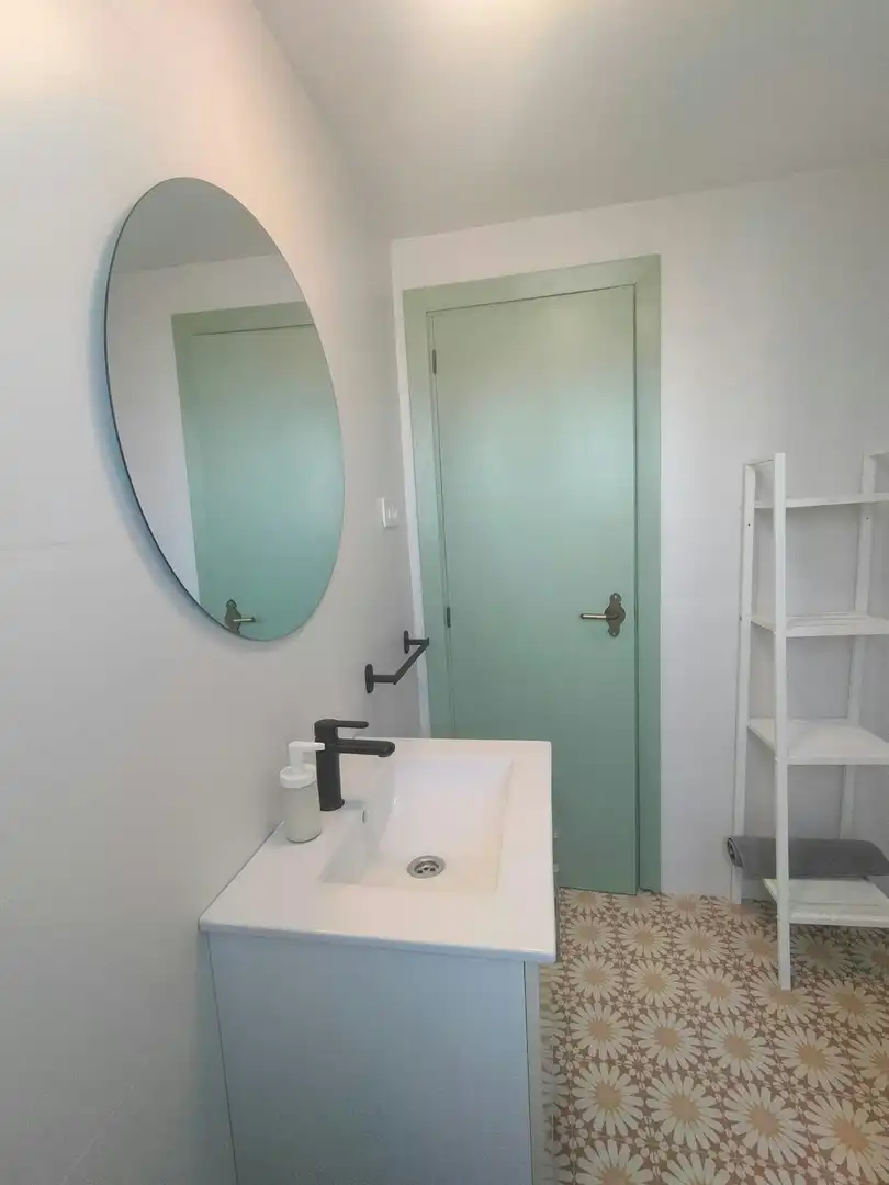 Bathroom of Flat for share in Valencia  with Furnished and Washing machine