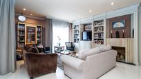 Sala d'estar de Casa adosada en venda en  Madrid Capital amb Aire condicionat, Terrassa i Piscina