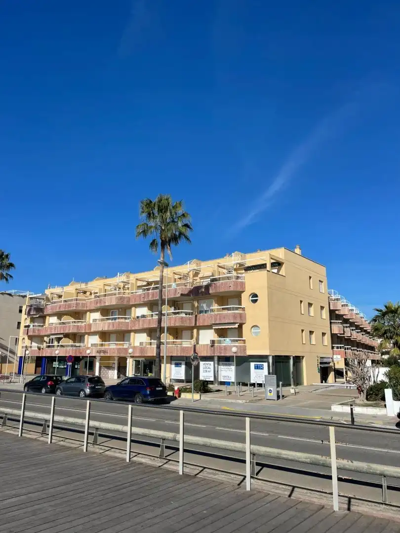 Vista exterior de Local de alquiler en Cambrils con Terraza