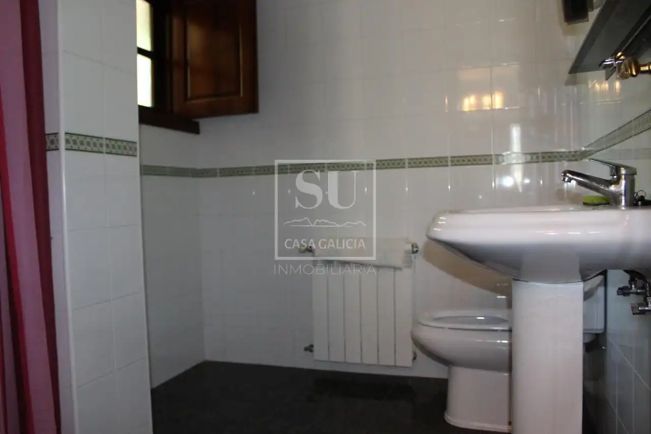 Badezimmer von Country house zum Verkauf in A Lama   mit Privatgarten
