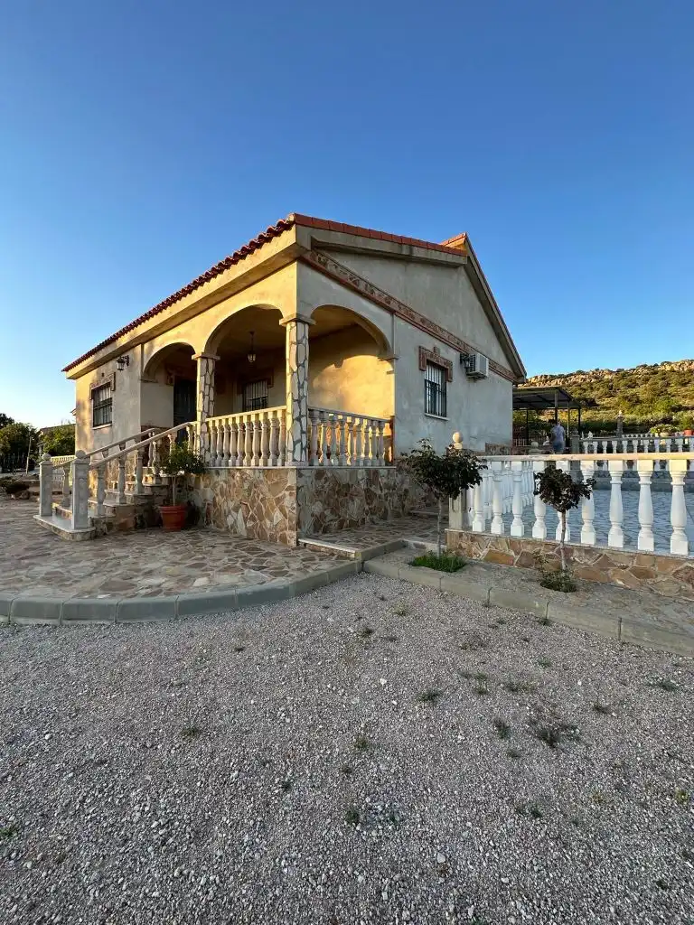 Vista exterior de Casa o xalet en venda en Magacela amb Jardí privat, Terrassa i Piscina