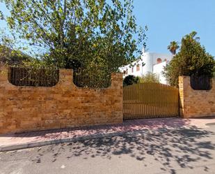 Vista exterior de Casa adosada en venda en La Vall d'Uixó amb Terrassa i Piscina