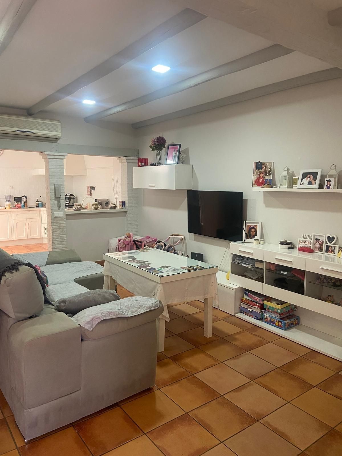 Sala d'estar de Casa o xalet en venda en Utrera amb Aire condicionat i Balcó